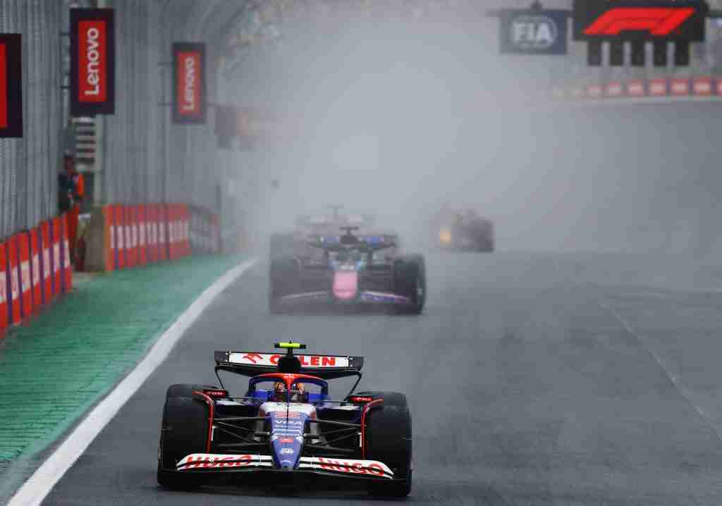 Yuki Tsunoda da RB lidera Esteban Ocon da Alpine durante o Grande Prêmio do Brasil de 2024 | Conjunto de conteúdo Getty Images / Red Bull