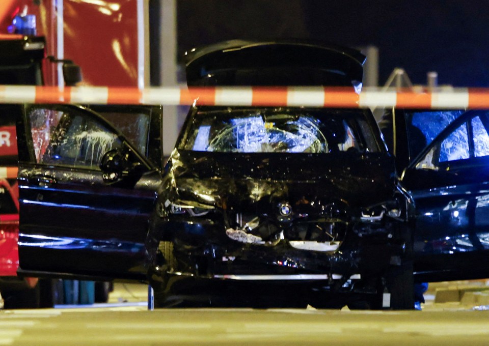 O carro destruído que atingiu uma grande multidão em um mercado de Natal em Magdeburg, na Alemanha