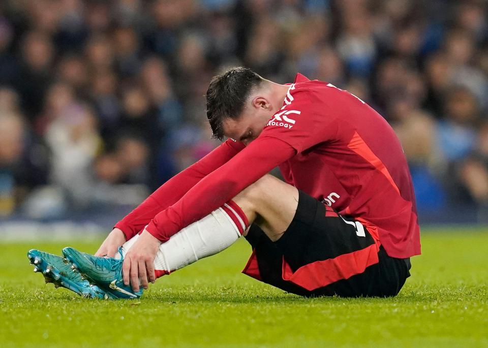 Mason Mount cai no primeiro tempo do confronto de domingo com o Man City