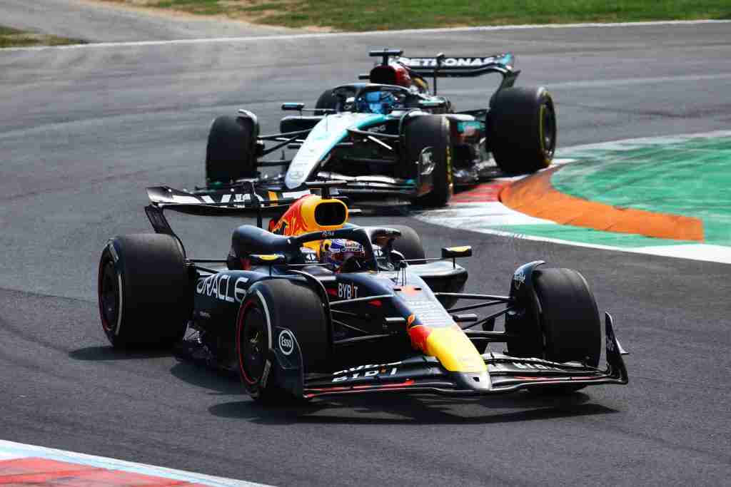 Max Verstappen lidera George Russell da Mercedes durante o Grande Prêmio da Itália de 2024 | Conjunto de conteúdo Getty Images / Red Bull