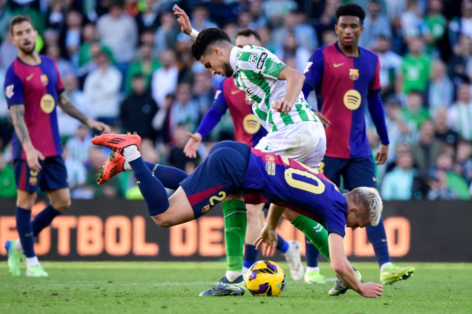 Dani Olmo sofreu falta de Marc Bartra durante a partida do Barcelona contra o Real Betis