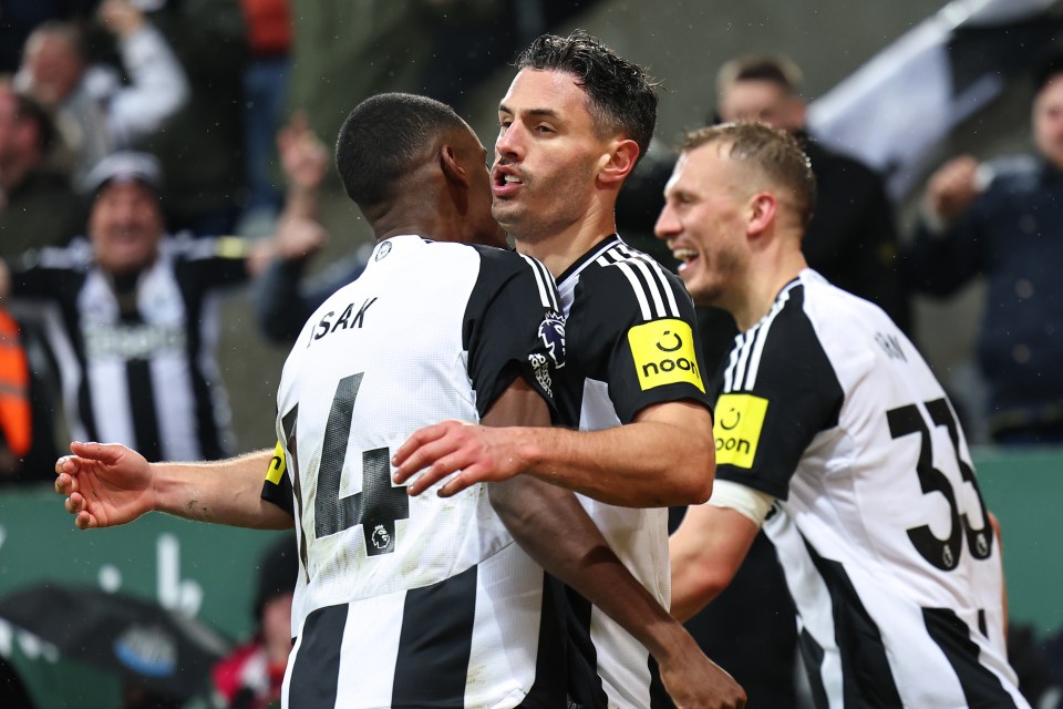 Fabian Schar comemora o empate tardio para o Newcastle