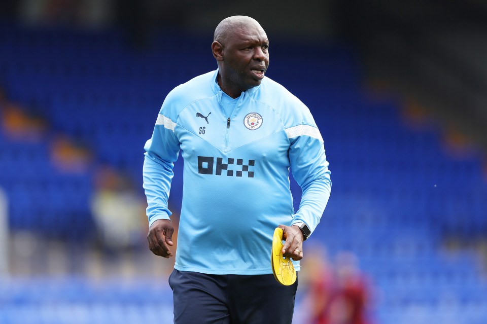 Shaun Goater foi jogador e treinador do Man City, agora foi promovido a técnico interino das mulheres no Villa depois de ser treinador adjunto