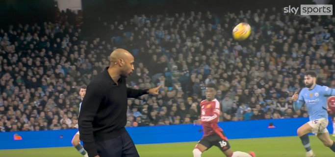 Thierry Henry viu Amad se virando para ver onde a bola iria quicar