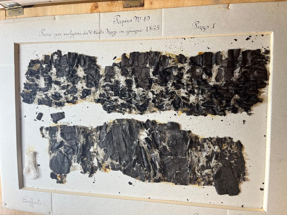 Um pergaminho de papiro de Herculano que foi transformado em carbono quando o Monte Vesúvio entrou em erupção em 79 d.C.