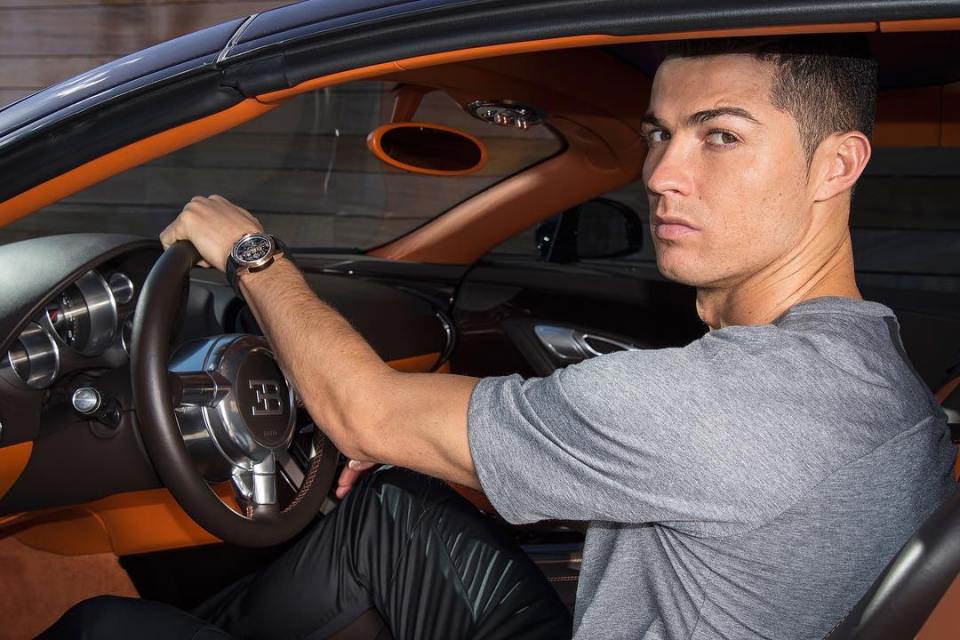 Cristiano Ronaldo ostenta uma coleção de carros no valor de £ 19 milhões