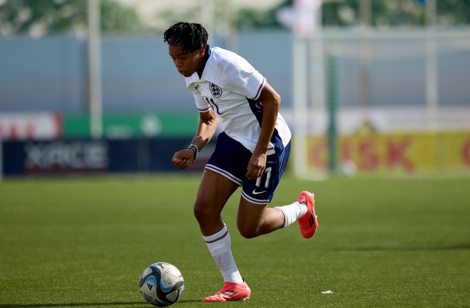 O internacional sub-17 da Inglaterra, Rio Ngumoha, foi incluído na convocação do Liverpool para enfrentar o Southampton