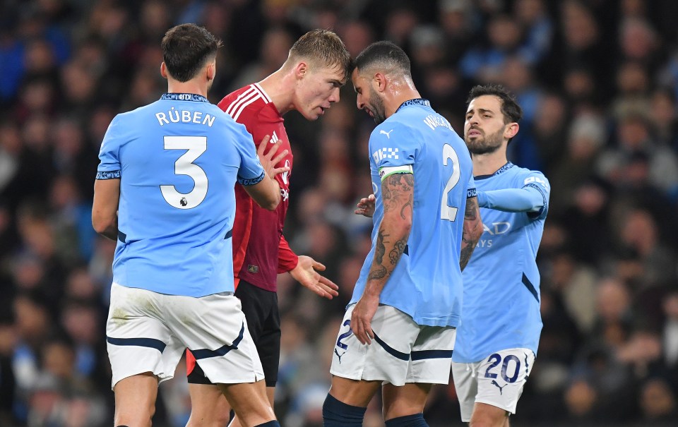 Rasmus Hojlund enfrentou Kyle Walker no clássico de Manchester