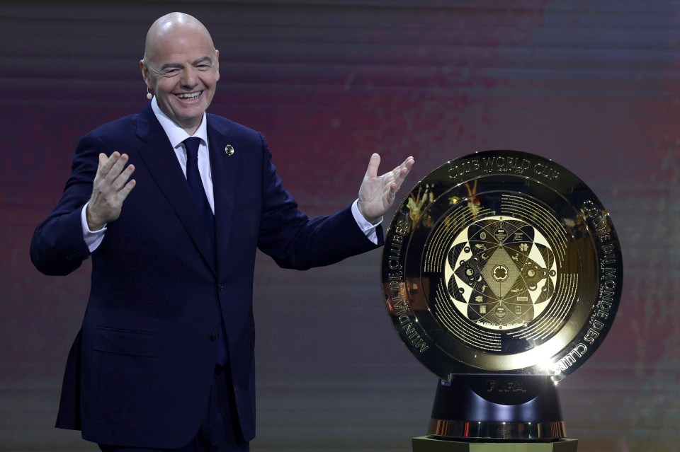 Gianni Infantino com o novo troféu do Mundial de Clubes