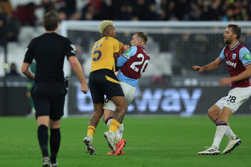 Uma grande briga estourou no final da vitória do West Ham por 2 a 1 sobre o Wolves