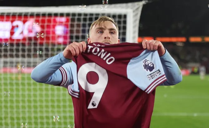 Bowen segurou a camisa de Michail Antonio no alto após seu gol