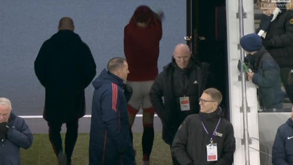 Victor Lindelof invadiu o túnel depois de se machucar