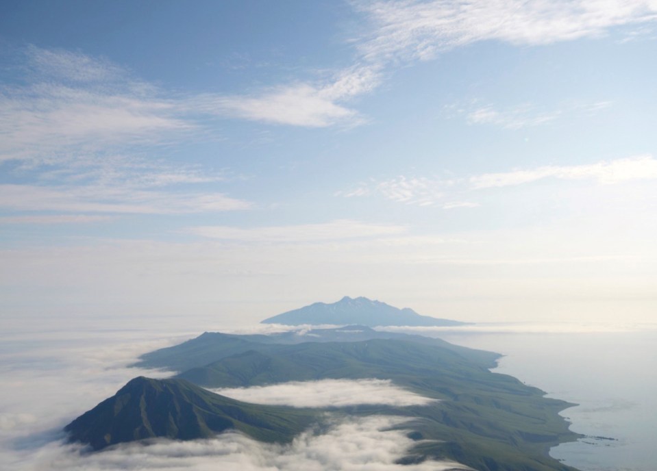 O vulcão está localizado na Ilha Simushir, na cadeia de ilhas Curilas – um território disputado entre a Rússia e o Japão.