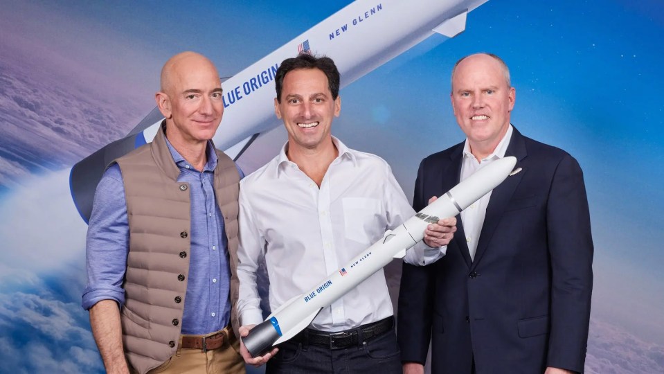 Jeff Bezos, à esquerda, ganhou recentemente um contrato da Telesat que verá uma constelação de satélites lançada usando o foguete New Glenn da Blue Origin