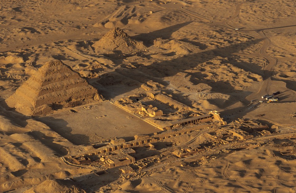 Esta imagem de Saqqara no Egito mostra a impressionante pirâmide escalonada de Djoser