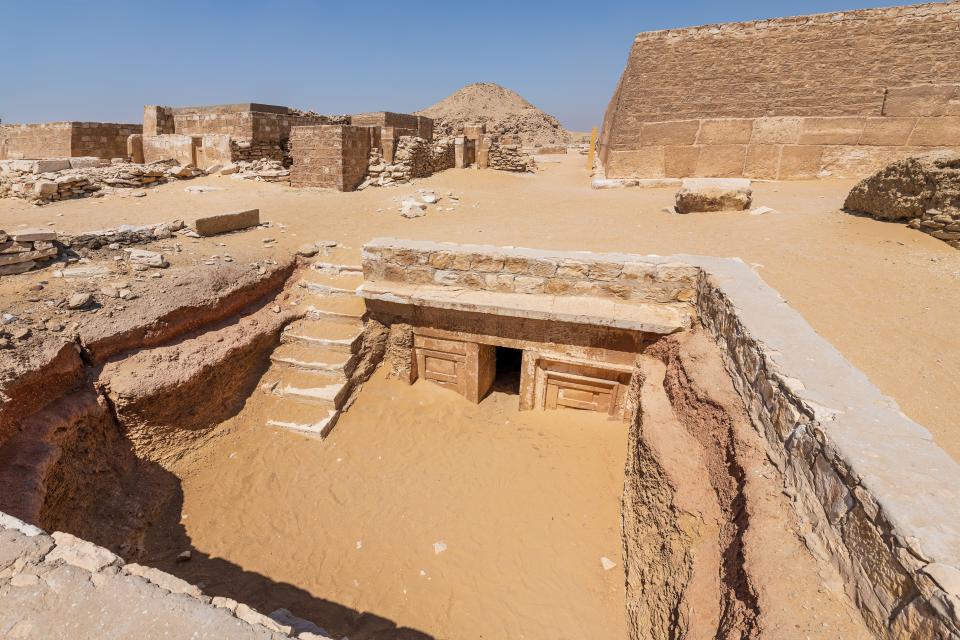 Saqqara, no Egito, é o local de muitas tumbas antigas, câmaras funerárias e até pirâmides