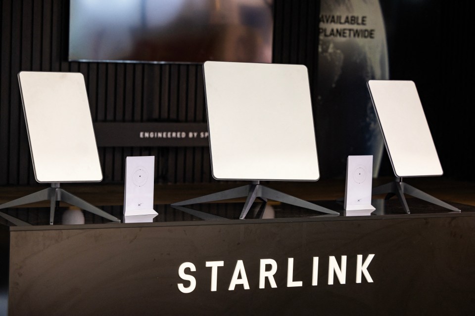 Três antenas de satélite Starlink em exibição.