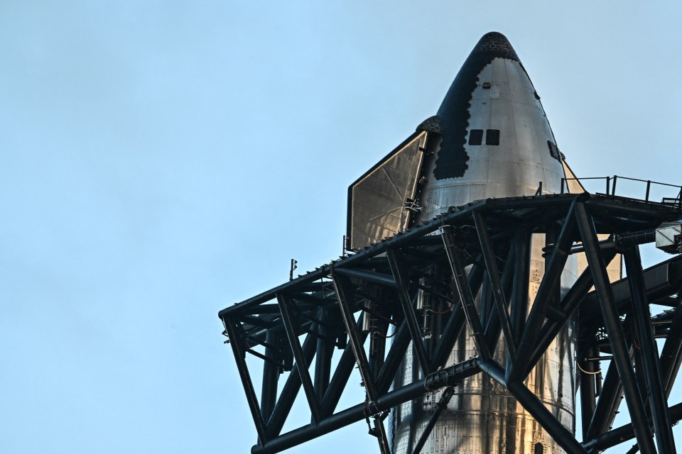 SpaceX Starship na plataforma de lançamento.