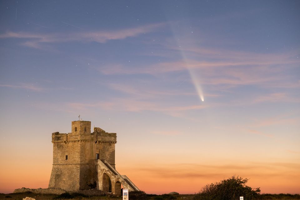 um castelo com um cometa no céu acima dele