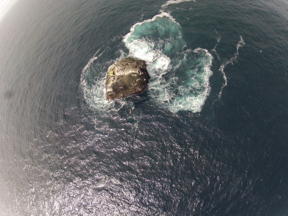 Vista aérea de uma pequena ilhota no Oceano Atlântico Norte.