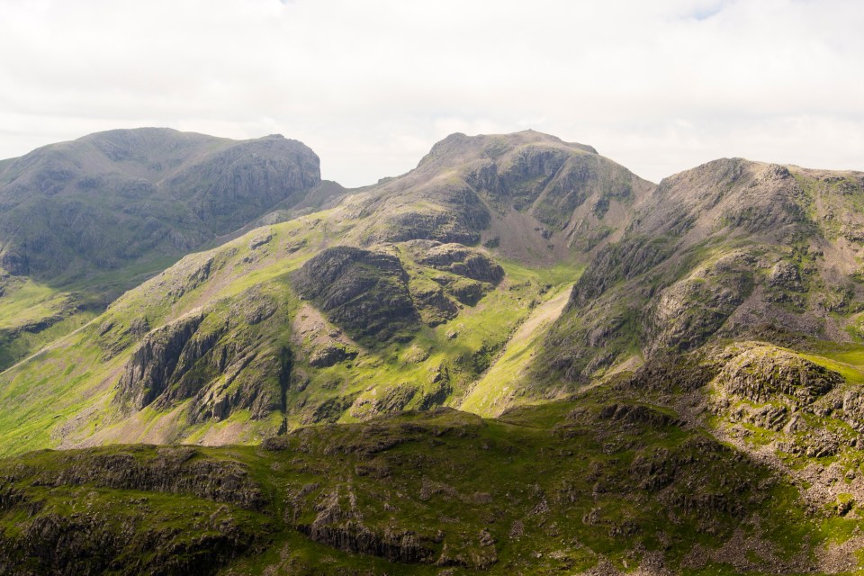 Vista de Scafell e Scafell Pike de Bow Fell no Lake District.