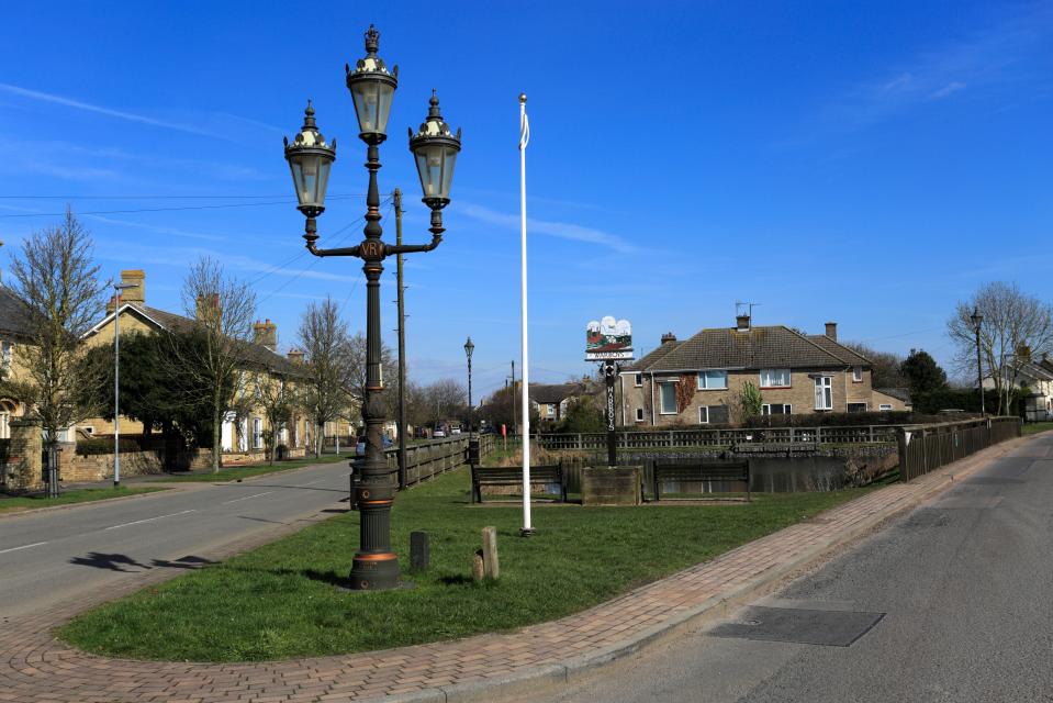 Sinal e lagoa da vila de Warboys.