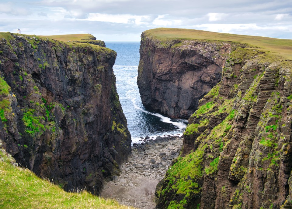 Entrada do mar entre altas falésias em Eshaness, Shetland.