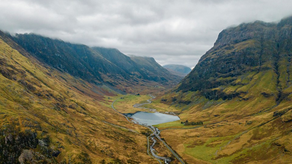 Vista aérea de um vale em Glen Coe, Escócia.