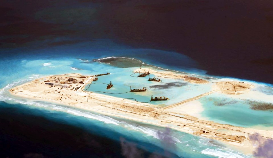 Vista aérea do desenvolvimento do Fiery Cross Reef nas Ilhas Spratly.