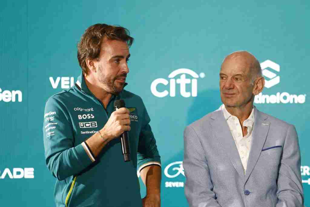 Adrian Newey e Fernando Alonso durante sua inauguração como Sócio Técnico Gerente | Equipe Aston Martin F1