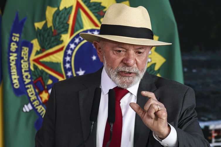 Brasília (DF), 08/01/2025 - O presidente Luiz Inácio Lula da Silva participa de eventos em referência aos episódios antidemocráticos ocorridos em 8 de janeiro de 2023: a reintegração das obras de arte destruídas nos ataques antidemocráticos, a reincorporação ao acervo do palácio o relógio do Século XVII e uma ânfora - tidos como símbolos da dificuldade e delicadeza nos trabalhos de restauração; e o descerramento do painel As Mulatas, que foi vandalizado no mesmo ataque, recuperado e, agora devolvido ao seu local original, o 3º andar do Palácio do Planalto. Foto: Marcelo Camargo/Agência Brasil