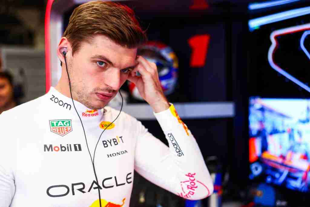 Max Verstappen na garagem antes do treino antes do Grande Prêmio do Brasil de 2024 | Conjunto de conteúdo Getty Images / Red Bull