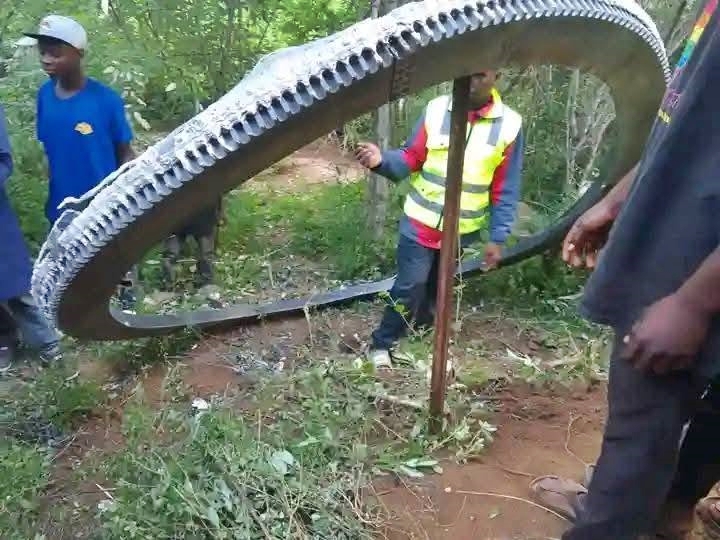 Um enorme anel espacial que pesa meia tonelada pousou em uma vila remota