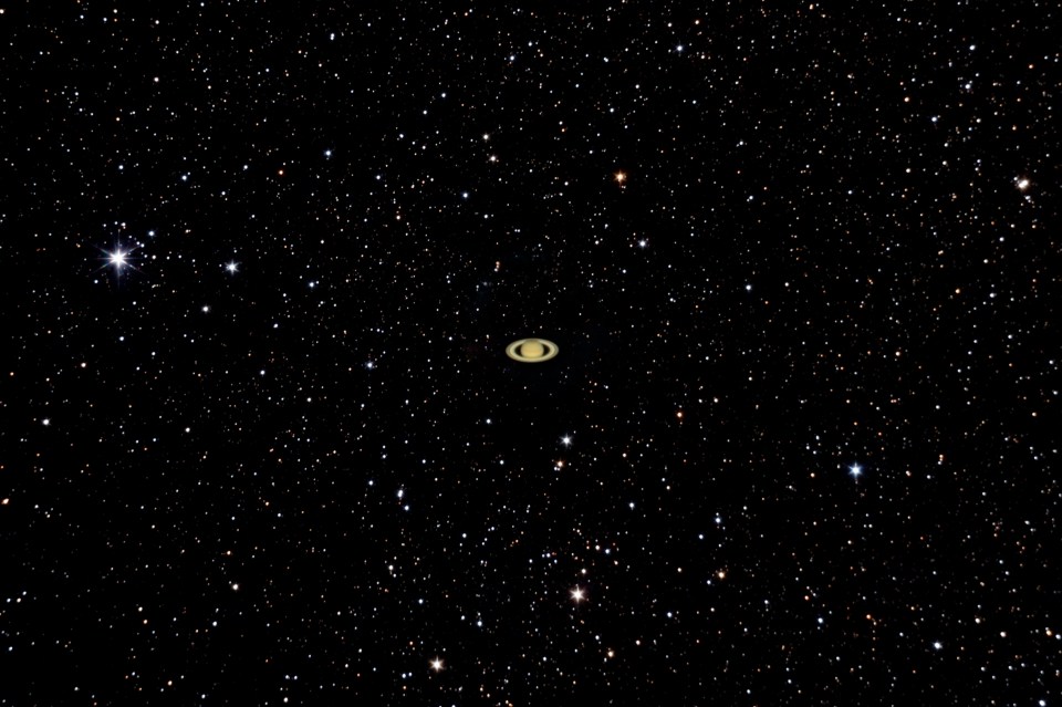 Saturno entre as estrelas.