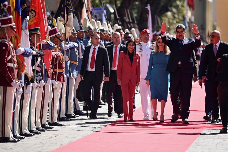 Venezuela's President Nicolas Maduro gestures as he arrives to the National Assembly, on the day of his inauguration for a third six-year term in Caracas, Venezuela January 10, 2025. REUTERS/Gaby Oraa
     TPX IMAGES OF THE DAY